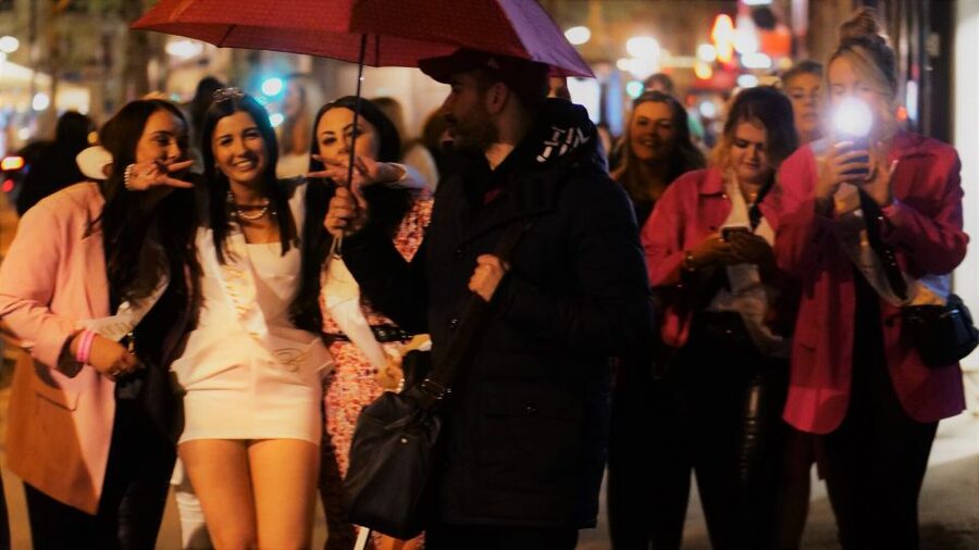 Paris: Latin Quarter Guided Pub Crawl to Bars and Clubs - What the guides add to the night