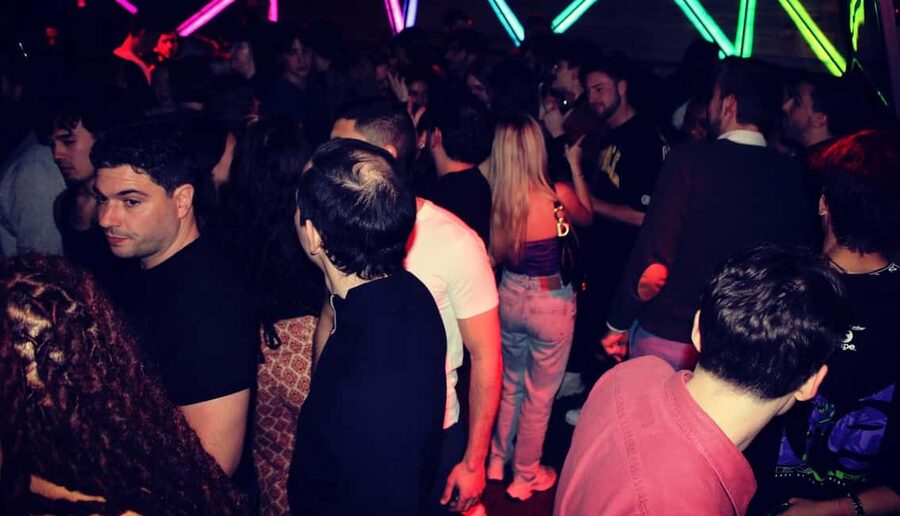 Paris: Latin Quarter Guided Pub Crawl to Bars and Clubs - Who should book this pub crawl