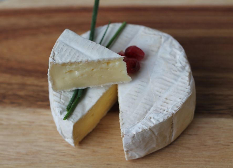 Paris: Latin Quarter Traditional Food Tour with Full Meal - Crêpes, chou, and the sweet finish