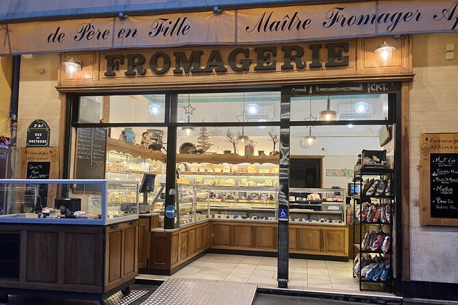 Paris Le Marais District Guided Walking Tour with Tastings - What the guides add to the experience