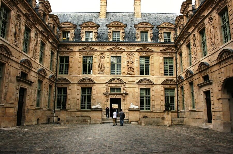 Paris: Le Marais Highlights Guided Small Group Walking Tour - What the guides add to the experience