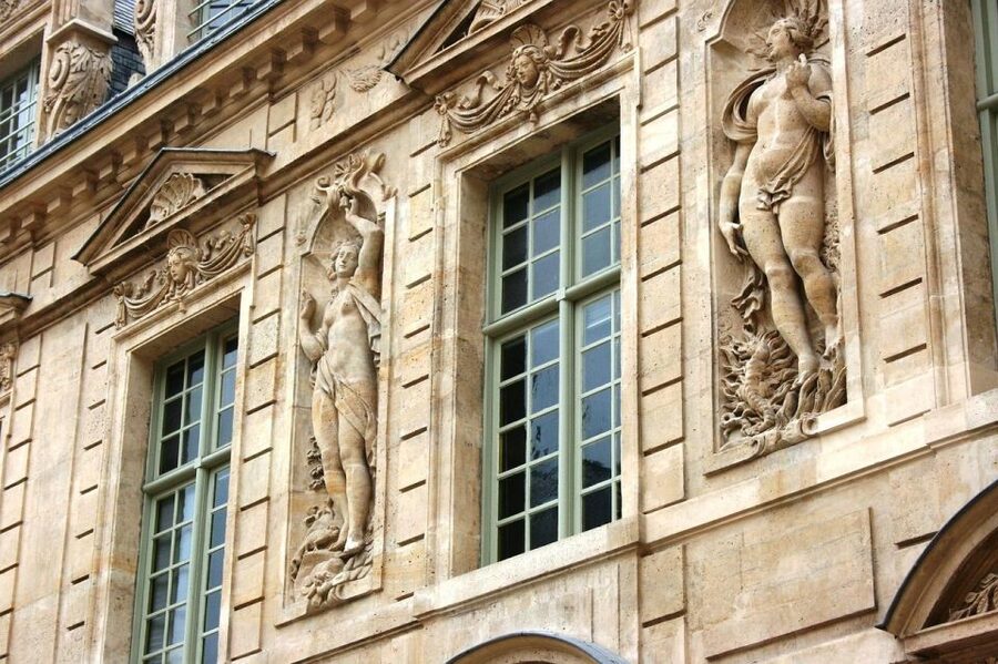 Paris: Le Marais Highlights Guided Small Group Walking Tour - Medieval Paris at the Philippe Auguste wall