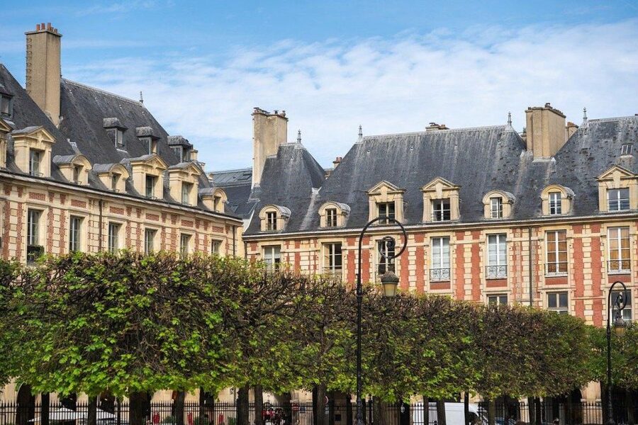 Paris: Le Marais Highlights Guided Small Group Walking Tour - Hôtel de Sens and the district’s changing fortunes