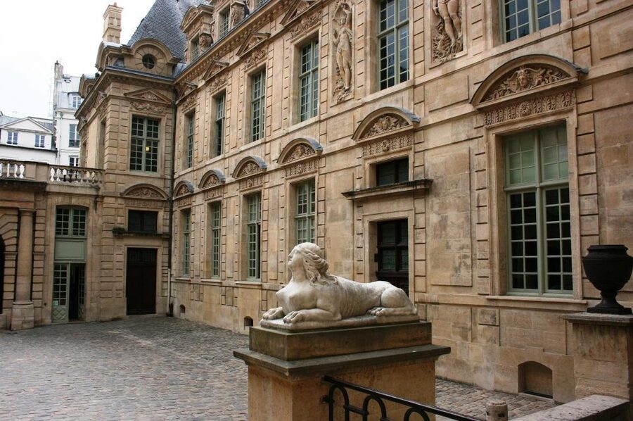 Paris: Le Marais Highlights Guided Small Group Walking Tour - Place des Vosges: an elegant beginning