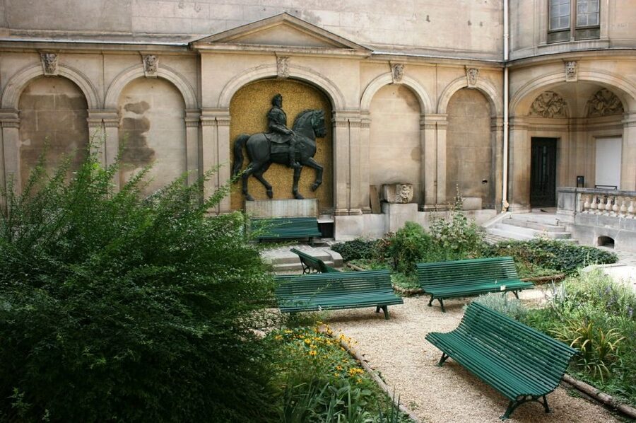 Paris: Le Marais Walking Tour - The Centre Pompidou and its inside-out design