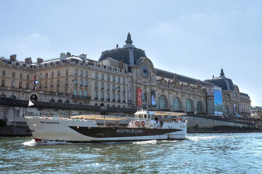 Paris: Live Guided Cruise with Crepe and Soft Drink - What the guide adds to the hour