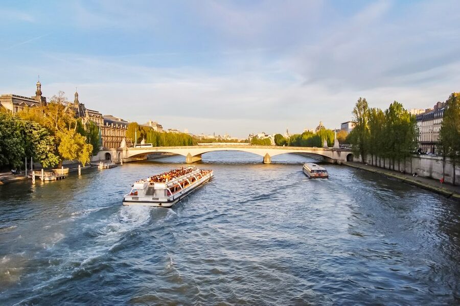 Paris: Louvre Guided Tour with Reserved Access & Boat Cruise - Finding the Guide at the Carrousel