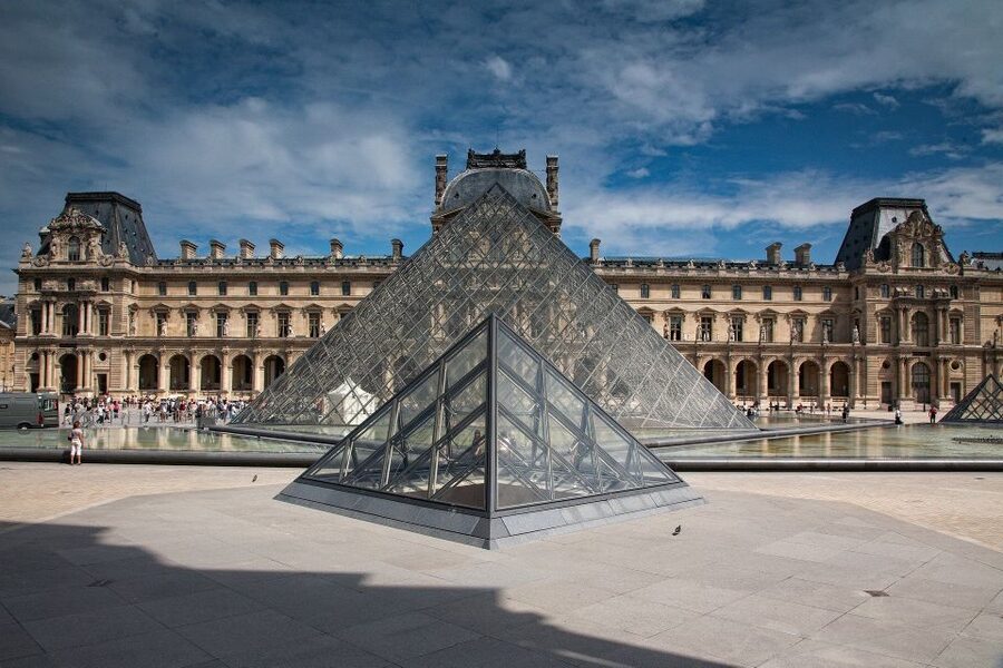 Paris: Louvre Masterpieces Private Tour with Reserved Entry - What the guides add to the experience