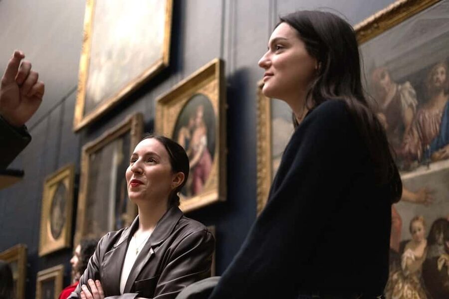 Paris: Louvre Masterpieces Tour with Pre-Reserved Tickets - What the small group changes