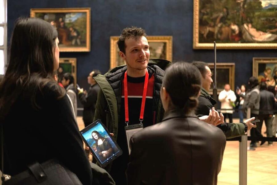 Paris: Louvre Masterpieces Tour with Pre-Reserved Tickets - Entering through the Louvre Pyramid