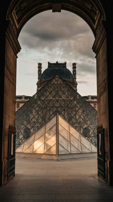 Paris: Louvre Mona Lisa Discovery Guided Tour with Ticket - Walking through the Louvre’s major halls