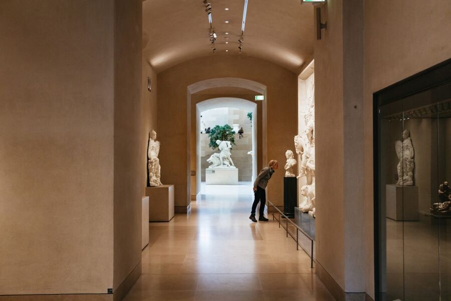 Paris: Louvre Museum Entry Ticket With Host and River Cruise - Meeting the host at Benlux
