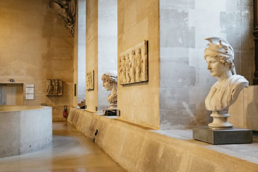 Paris: Louvre Museum Entry Ticket With Host and River Cruise - The digital audio guide