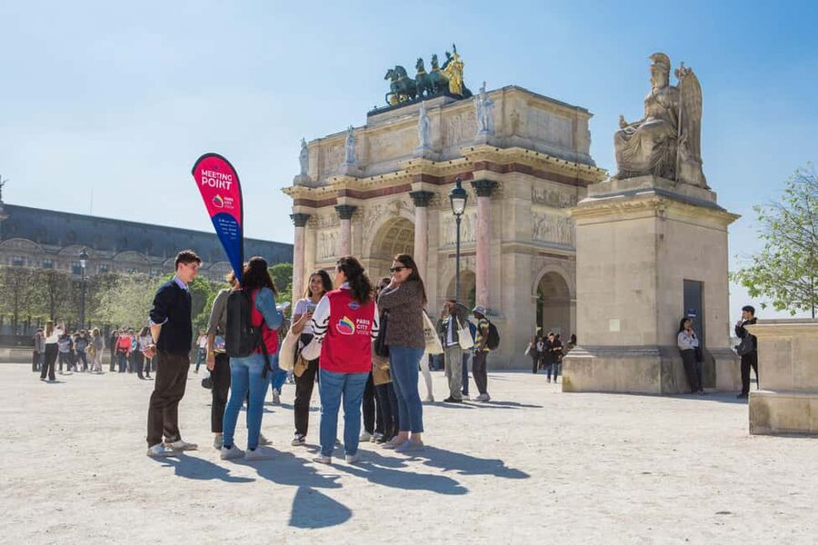Paris: Louvre Museum Fast Entry and Hop-On Hop-Off Bus Tour - Notre Dame and the Eiffel Tower