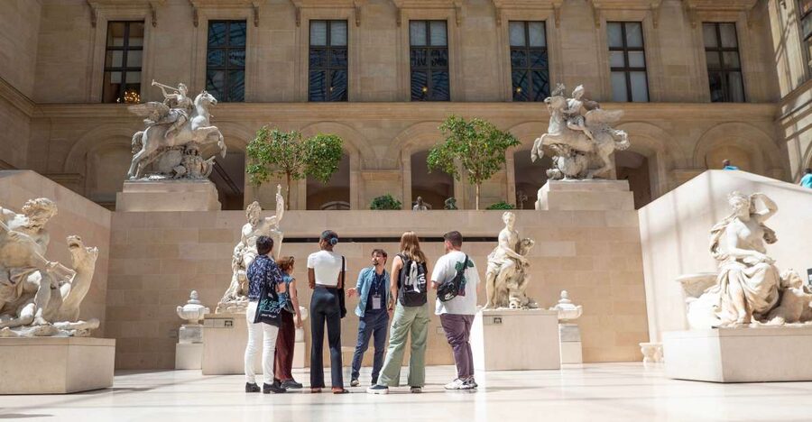Paris: Louvre Museum Highlights and Mona Lisa Tour - Getting Through Security and Inside the Louvre