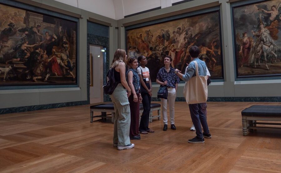 Paris: Louvre Museum Highlights and Mona Lisa Tour - Meeting the Mona Lisa in a Very Crowded Room