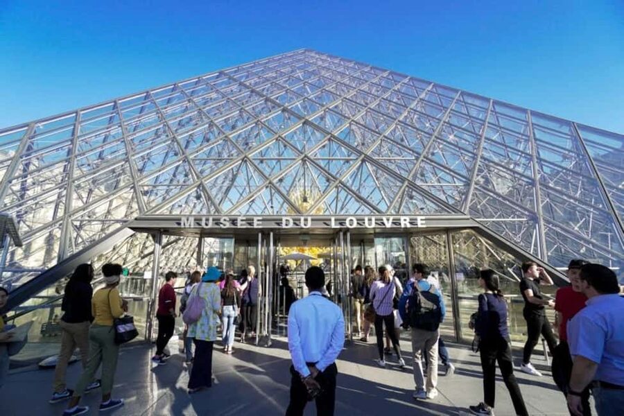 Paris: Louvre Museum Hosted Entry and Mona Lisa Audioguide - Key points to know before booking