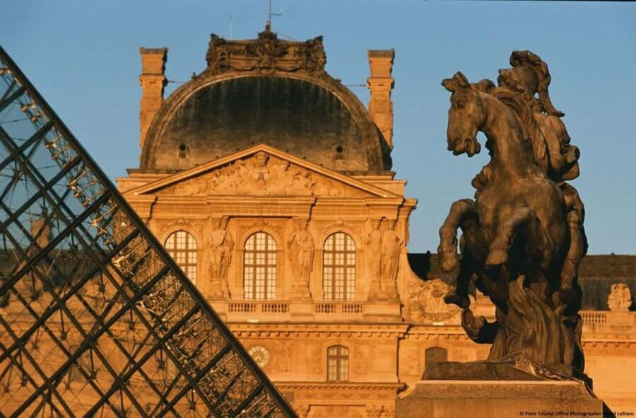 Paris: Louvre Museum Hosted Entry and Mona Lisa Audioguide - What this Louvre experience really includes