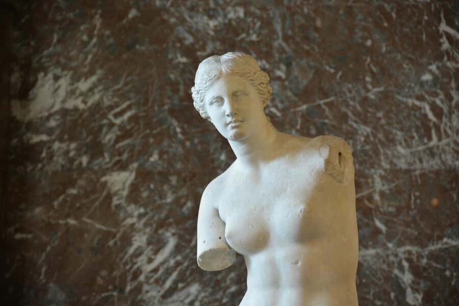 Paris: Louvre Museum Hosted Entry & Masterpieces Audio Guide - Key points at a glance