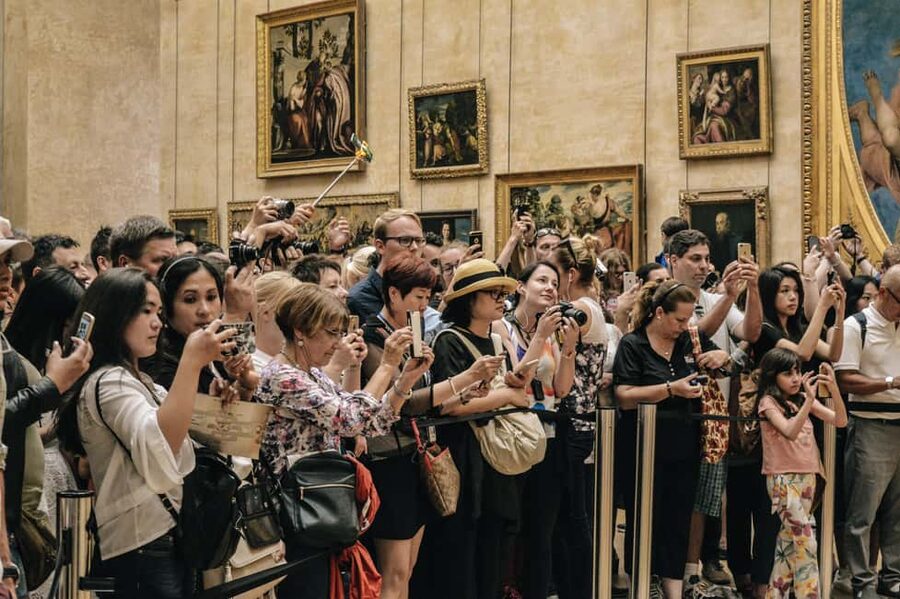 Paris: Louvre Museum Hosted Entry & Masterpieces Audio Guide - What this Louvre ticket really gives you