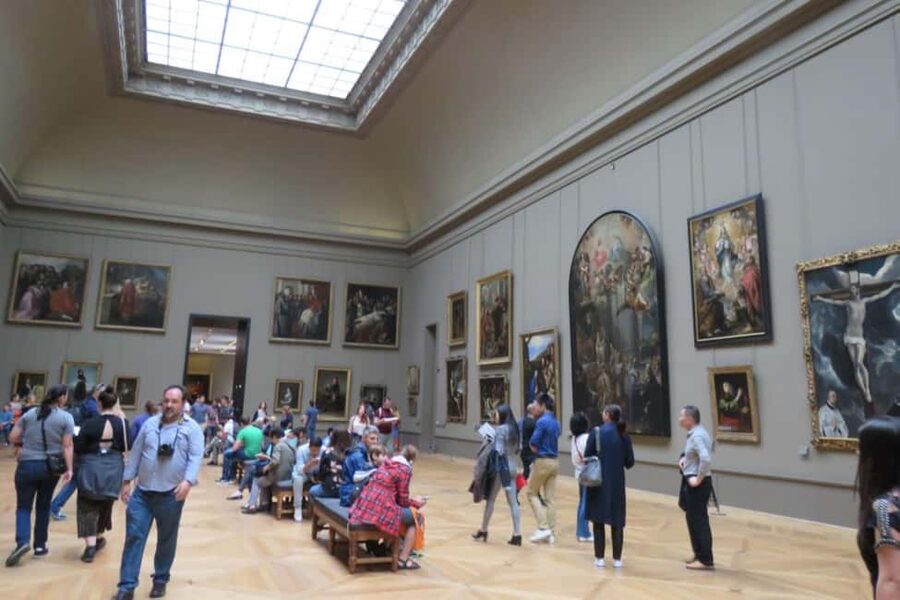 Paris: Louvre Museum Hosted Entry & Masterpieces Audio Guide - Entering the Louvre and finding the Mona Lisa
