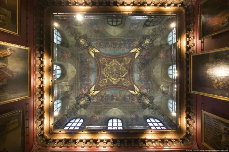 Paris: Louvre Museum Hosted Entry & Masterpieces Audio Guide - Using the digital masterpieces guide