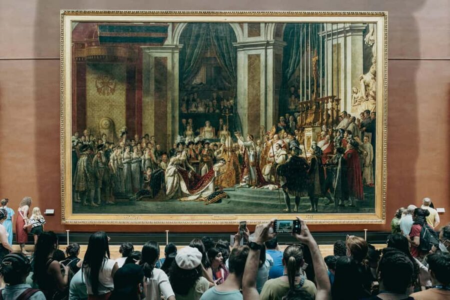 Paris: Louvre Museum Hosted Entry & Masterpieces Audio Guide - Meeting the host on Rue de Rivoli
