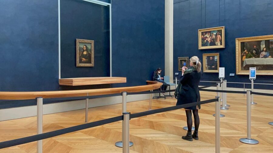Paris: Louvre Museum Mona Lisa First Viewing Semi-Private - Meeting beneath the Louvre Pyramid
