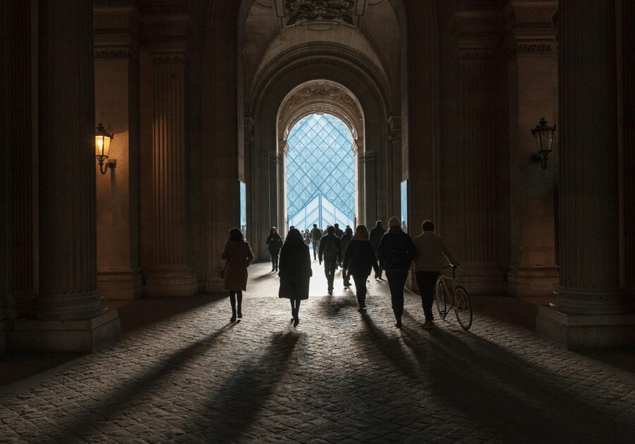 Paris: Louvre Museum Ticket & Exclusive Immersive AudioGuide - Crowds around the Mona Lisa