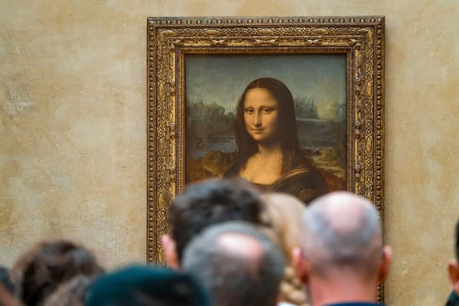 Paris: Louvre Museum Timed Entry Ticket & Pop Culture Tour - Finding the guide at 8 Place du Carrousel