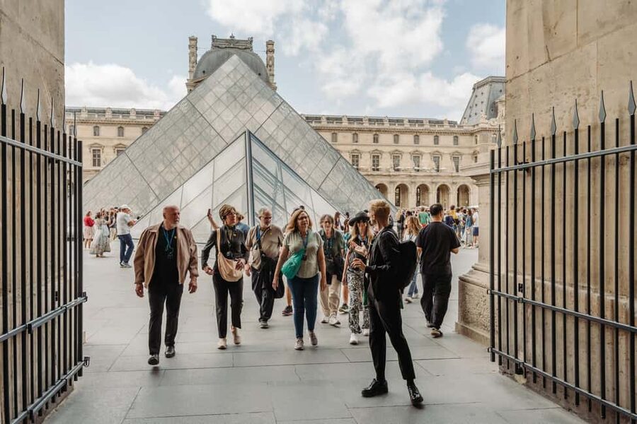 Paris: Louvre or Orsay, Eiffel Tower, City Walk & Cruise - Île de la Cité and the story of Notre Dame
