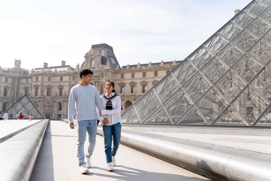 Paris: Louvre photoshoot or Seine bridges Eiffel Tower walk - How Long Should You Book?