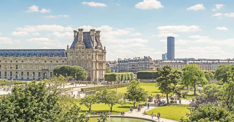 Paris: Louvre Private Family Tour for Kids + Reserved Entry - Inside the Louvre: a fast route through a huge museum