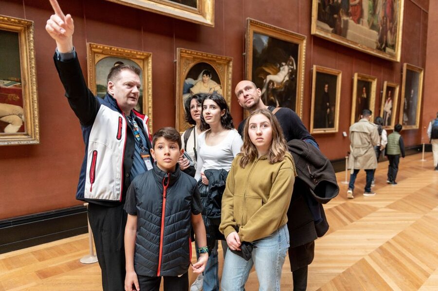 Paris: Louvre Private Family Tour for Kids + Reserved Entry - Venus de Milo and the appeal of Greek sculpture