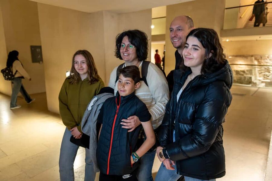 Paris: Louvre Private Family Tour for Kids + Reserved Entry - Is $294 per person a fair price?