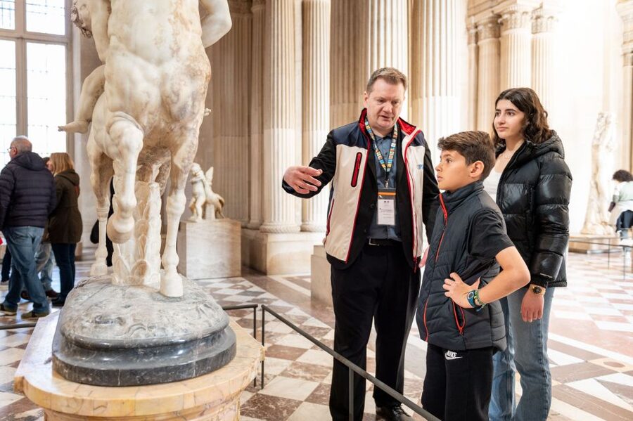 Paris: Louvre Private Family Tour for Kids + Reserved Entry - Meeting at the Louis XIV statue