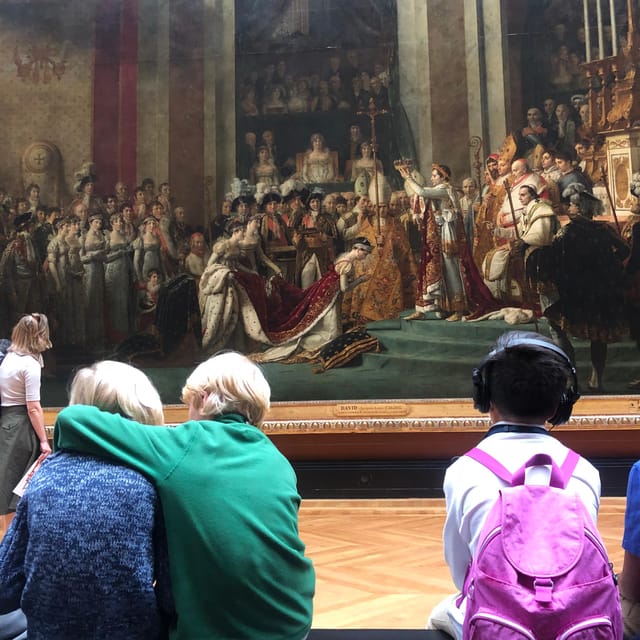 Paris Louvre : Private Treasure Hunt for Families or groups - Winged Victory and the drama of the staircase