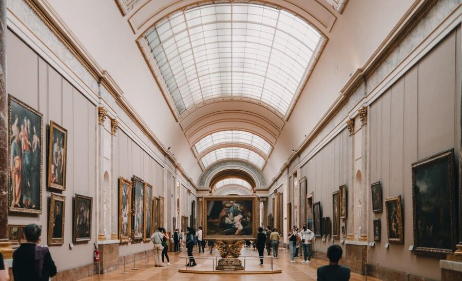Paris: Louvre Ticket with Audioguide App and Seine Cruise - Audioguide app or live guide?