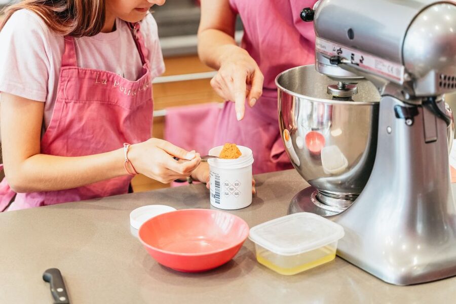 Paris: Macarons Cooking Class with Pâtisserie Chef Noémie - How personal is a group of eight?