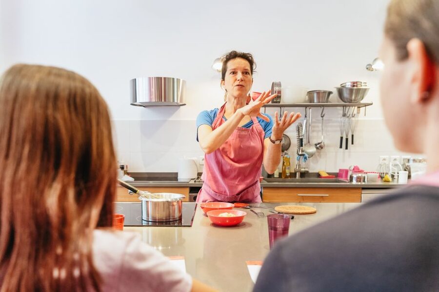 Paris: Macarons Cooking Class with Pâtisserie Chef Noémie - What happens during the 150-minute class