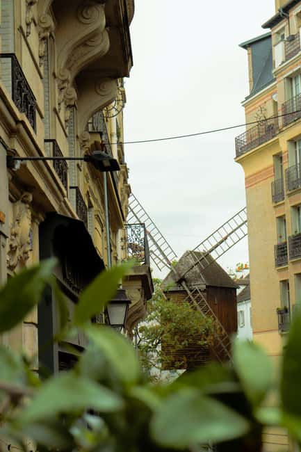 Paris: Magical Montmartre, without the crowds. Small group - Clos du Montmartre and the village that remains