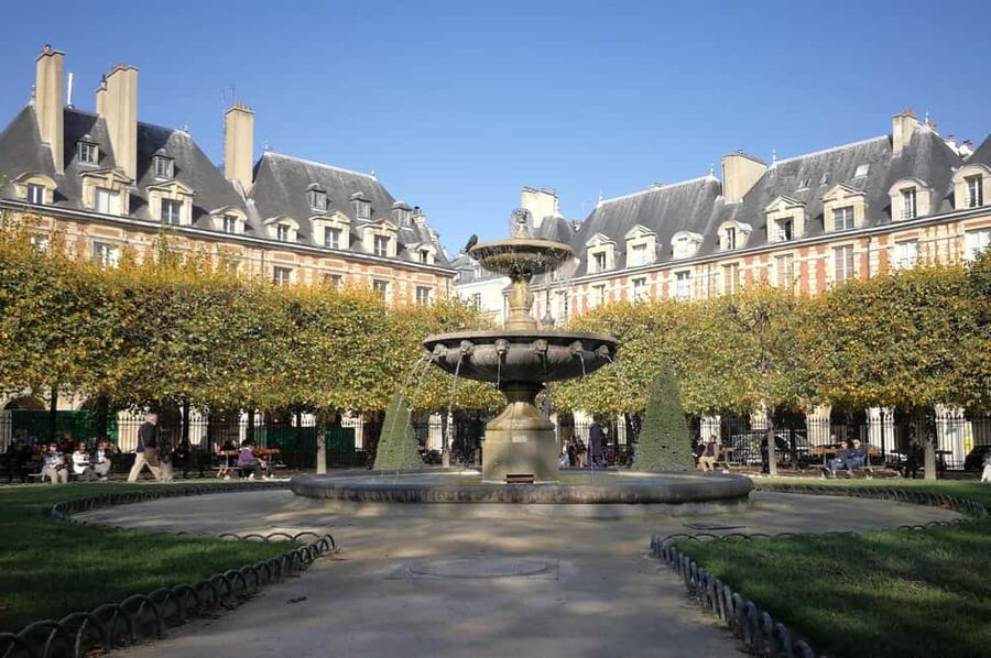 Paris: Marais without crowds. Guided Tour in a small group - Hôtel de Sens and the medieval pockets