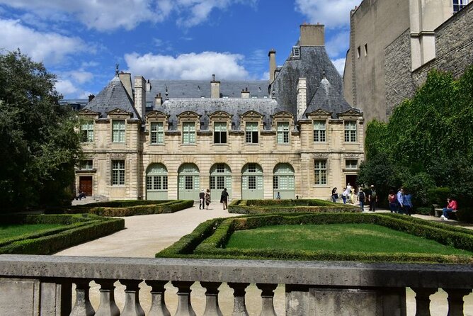 Paris Medieval Heart: Walking Tour in Ancient Marais - Why the Marais works so well as a walking tour