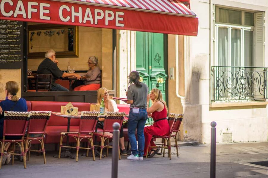 Paris Montmartre: 2-Hour City Tour in German - Place du Tertre, famous but still enjoyable