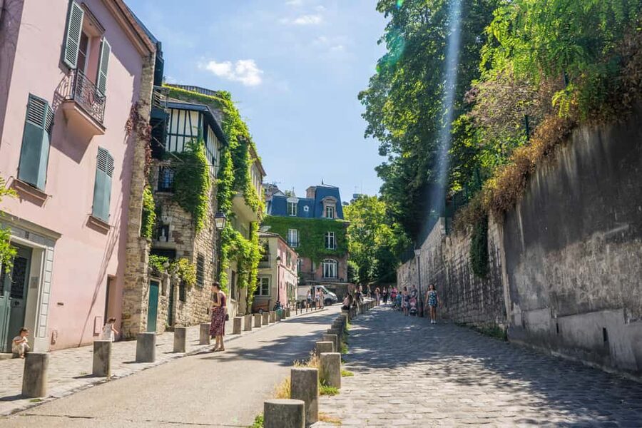 Paris Montmartre: 2-Hour City Tour in German - Lapin Agile and the quieter Montmartre