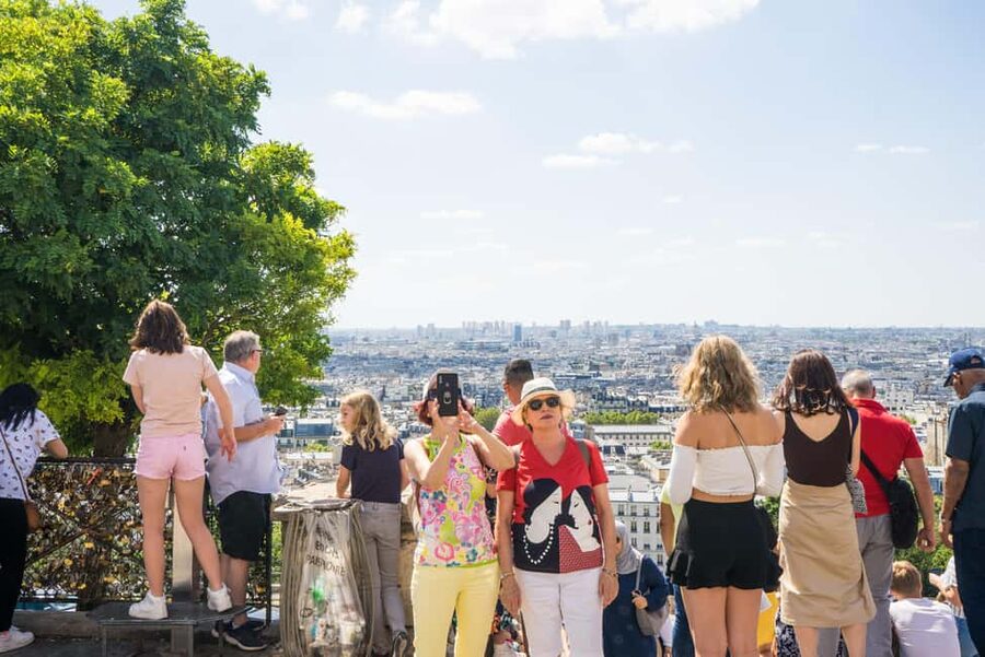 Paris Montmartre: 2-Hour City Tour in German - Hidden corners and everyday Paris