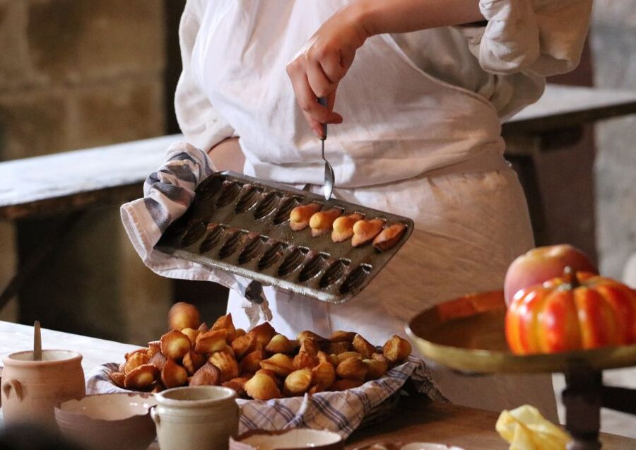 Paris: Montmartre Culture and Local Pastries Walking Tour - Following the artists through Montmartre