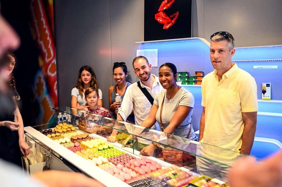 Paris: Montmartre Food Tasting Walking Tour with Secret Dish - First tastes: macarons and artisan chocolate