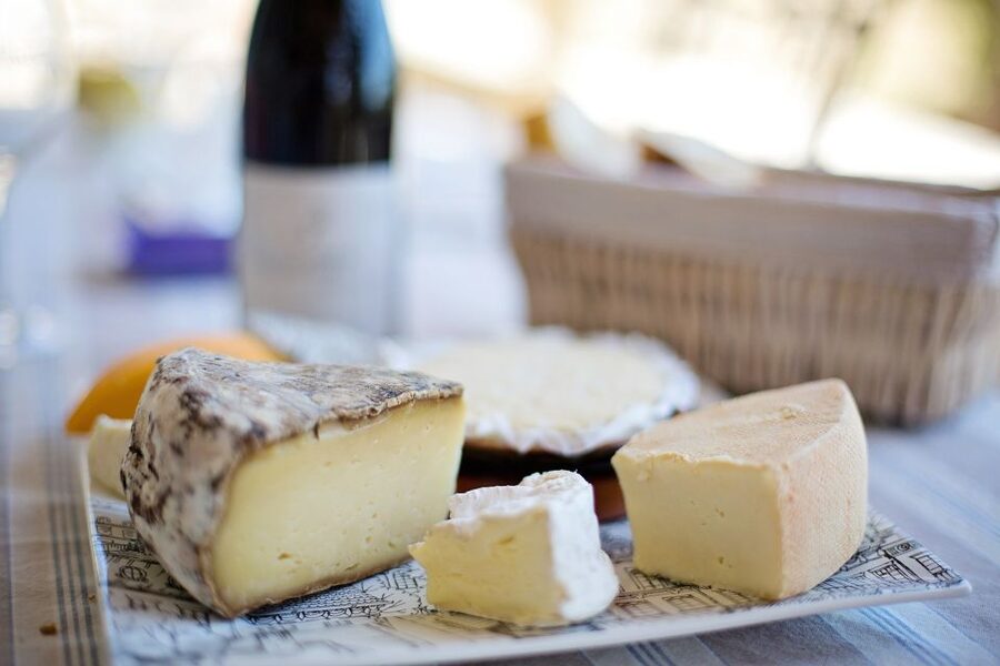 Paris: Montmartre Food Tour with Full Meal - Rue Lepic: food, shops, and a slower pace