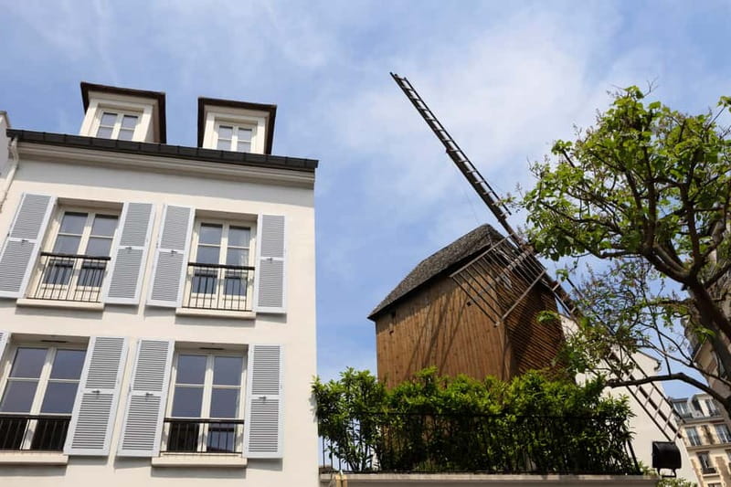 Paris: Montmartre Hidden Gems and Highlights Walking Tour - How the guides shape the experience